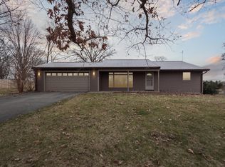 405 Oak Ridge Dr, Cedarville, IL 61013