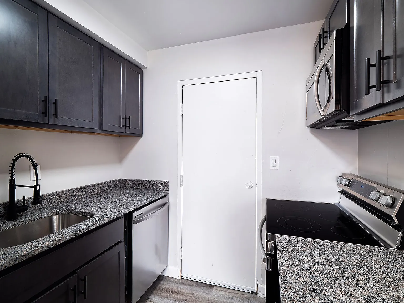 Coventry Mayfield Apartments — Photo 3