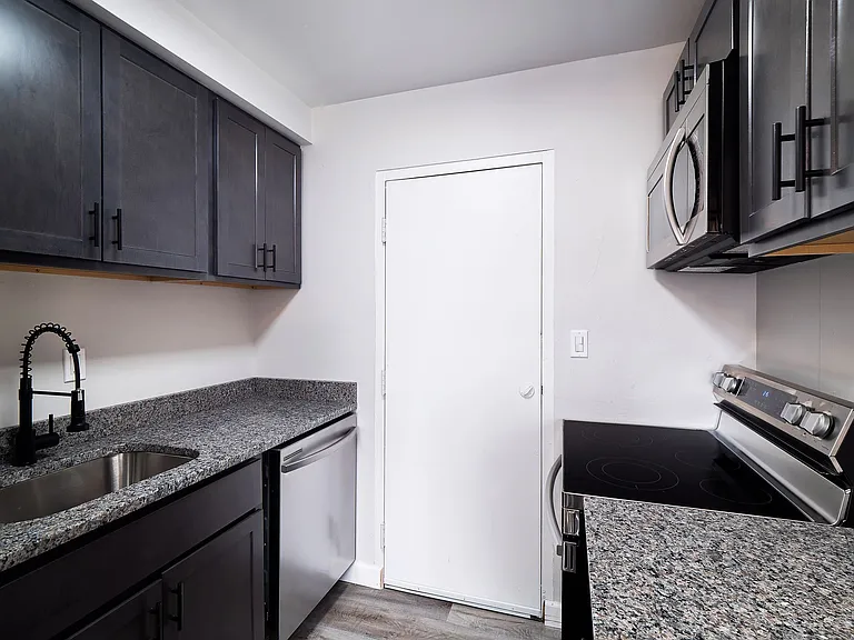 Coventry Mayfield Apartments — Photo 3