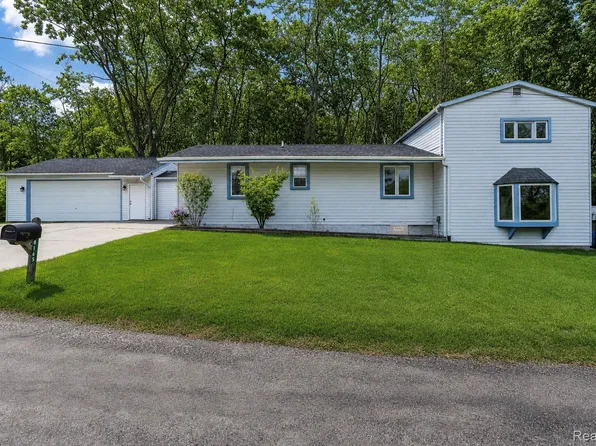 8165 Leonard Dr, Holly, MI 48442