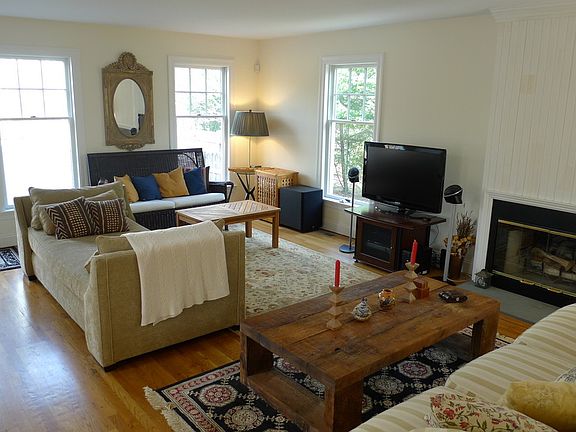 3rd image of 10 Margaret Dr