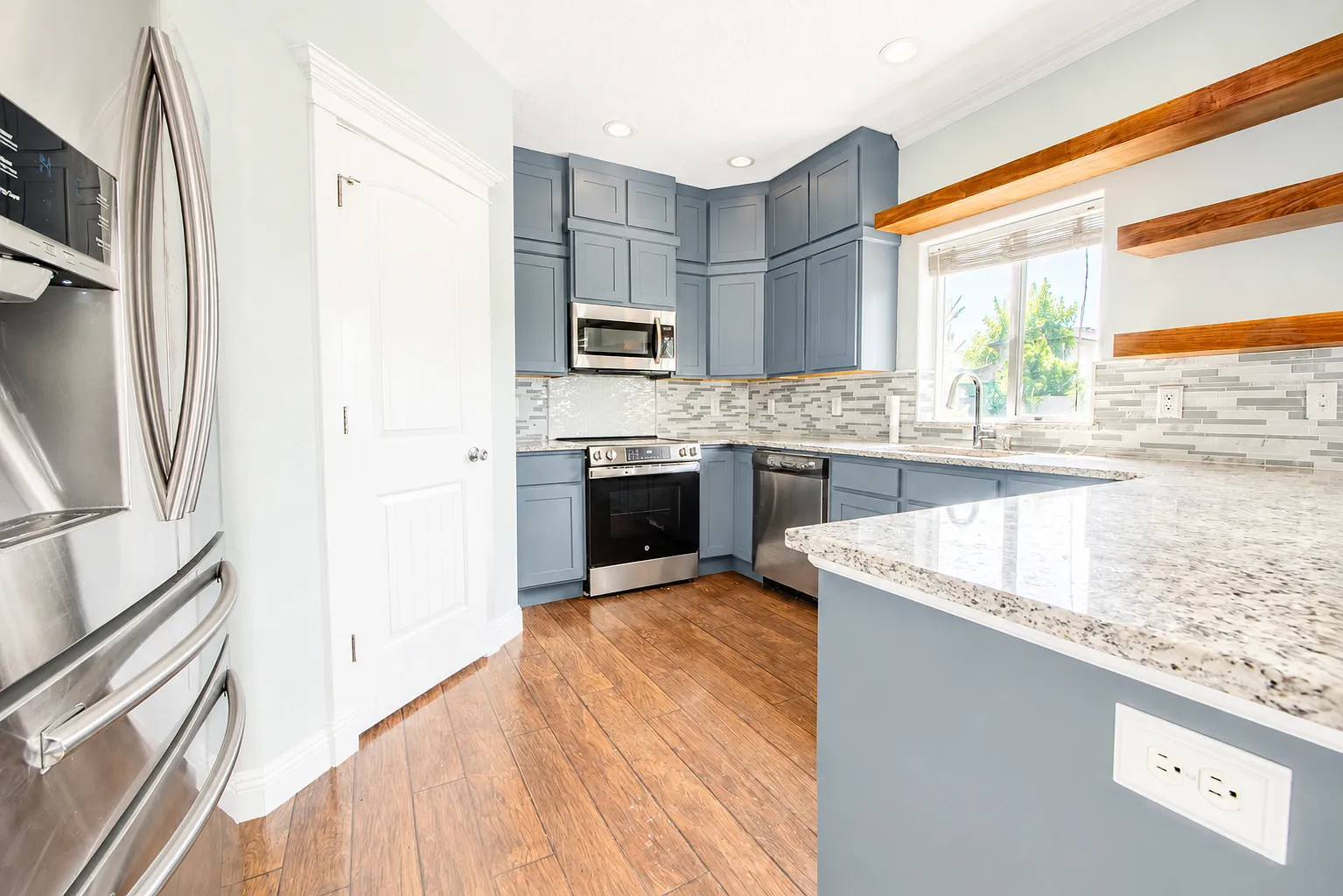 5 bed, 3.0 bath, 3000 sqft, $2,995 — Photo 2
