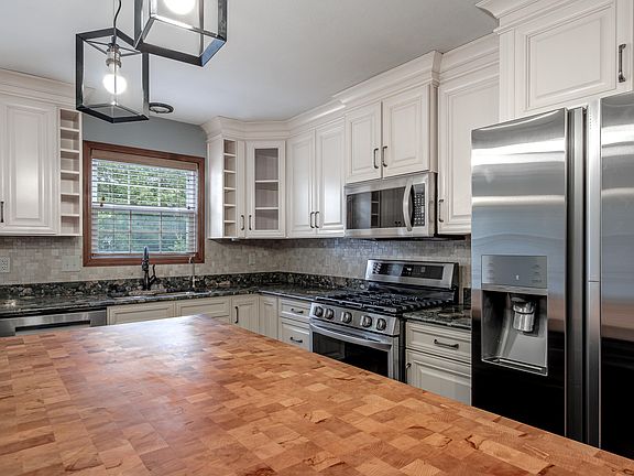 5th image of 203 Parkwood Dr