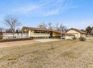 17 Lake Park Dr, Winfield, KS 67156