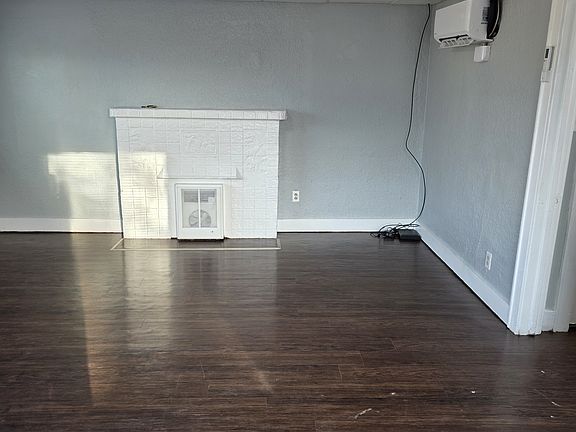 2nd image of 913 Gidding St #5