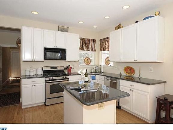 5th image of 6 Woodsview Dr