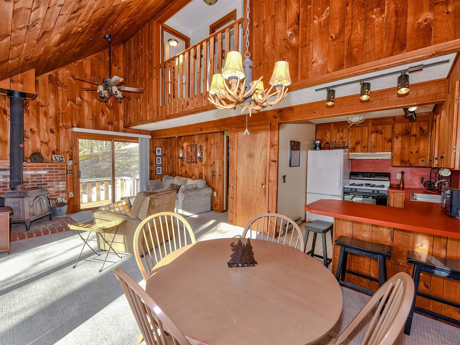 3 bed, 2.0 bath, 1396 sqft, $6,500 — Photo 2