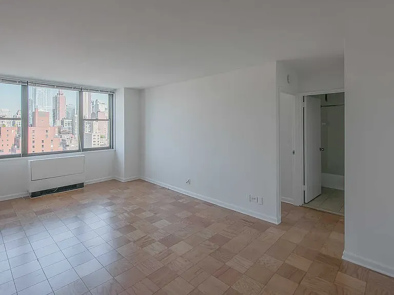240 E 27th St #4N — Photo 18