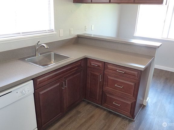 3rd image of 916 31st Street NE