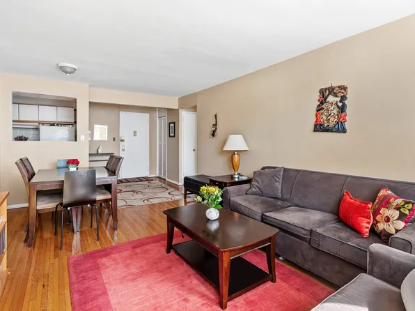 400 East 17th Street 300 image 2 of 6