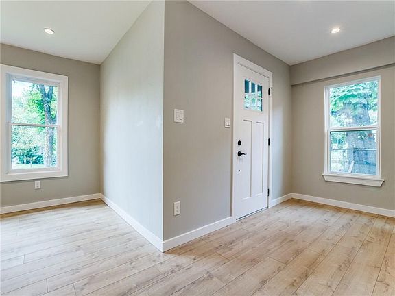 5th image of 2806 Gladstone Dr