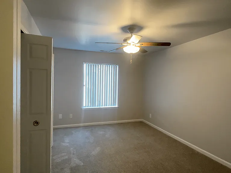 Lakeside Village Apartments — Photo 119
