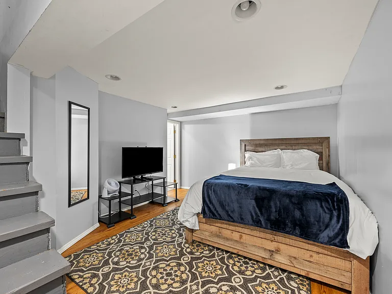 1744 E Broad St — Photo 14