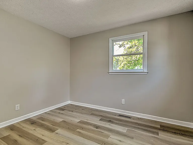 921 Elizabeth St — Photo 22