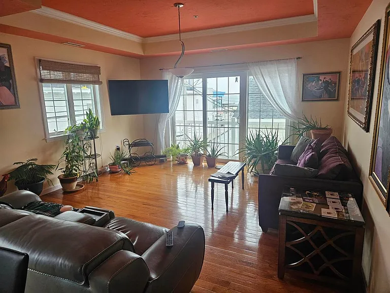 7 F 3 #3 — Photo 11
