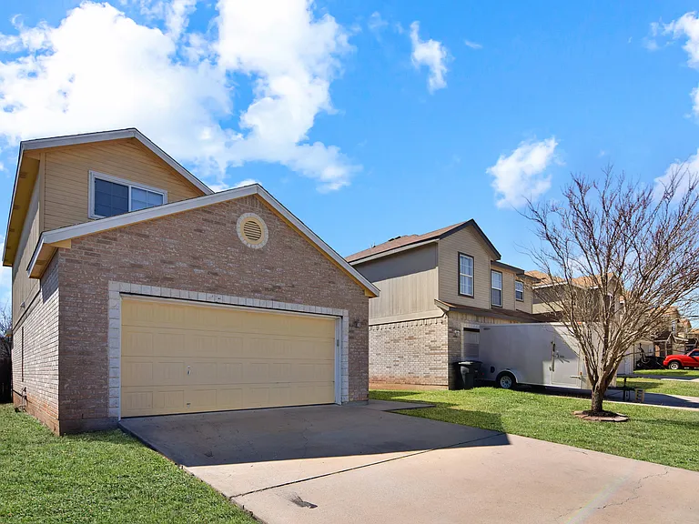 3302 Regency Ct — Photo 3
