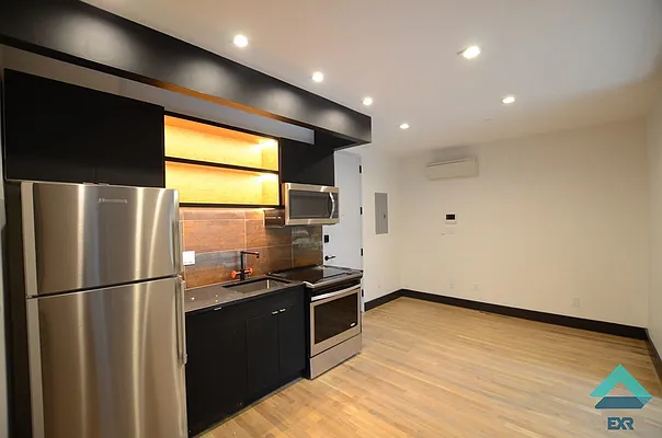 Rented by EXR | media 50