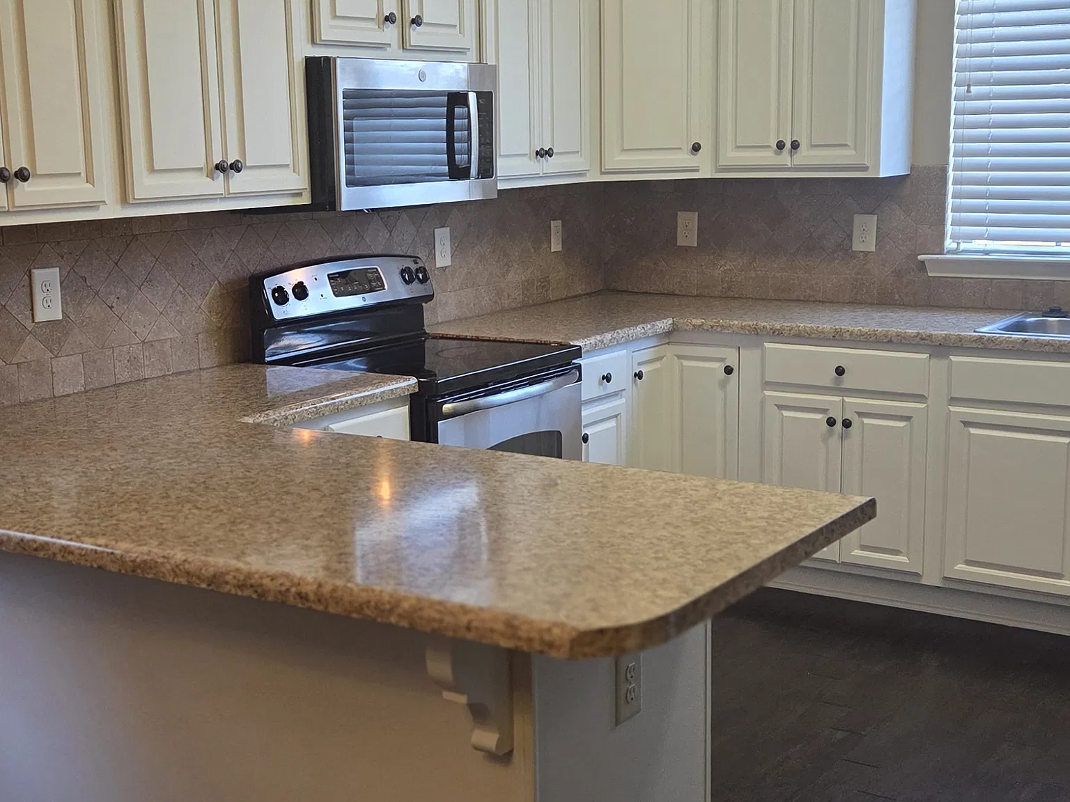 4 bed, 2.5 bath, 2502 sqft, $2,400 — Photo 2