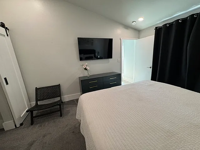 2455 Arlington Cres #C — Photo 11