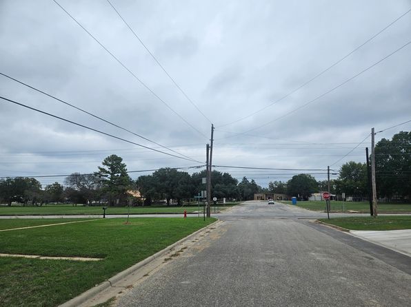 511 Moore St, Gonzales, TX 78629