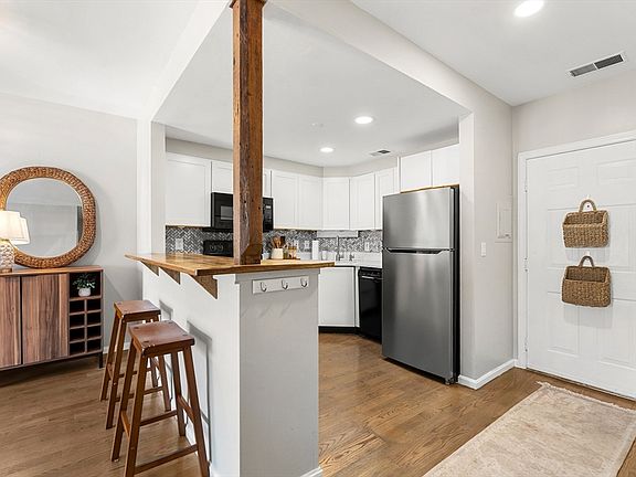 5th image of 315 Rantoul St APT 106