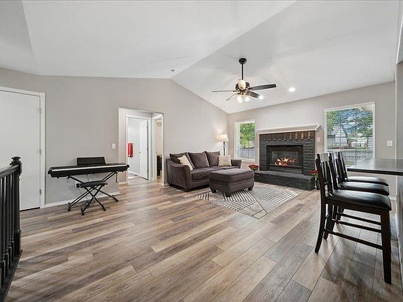 5th image of 411 E Lakecrest Dr