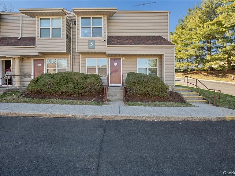 501 Maplewood Gdns — Photo 17