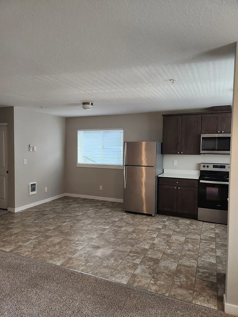 #411 Plymouth Apartments — Photo 4