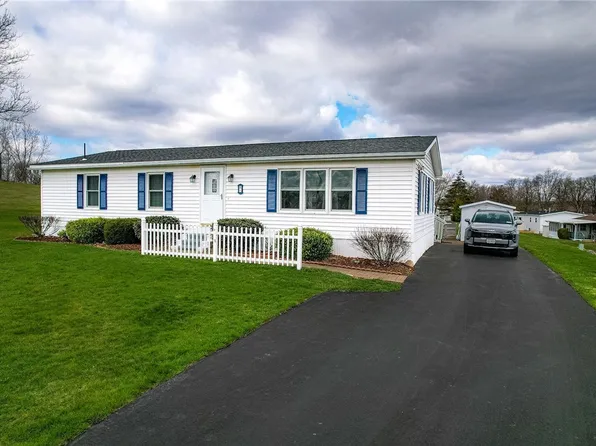 8 Hilltop Dr, Bergen, NY 14416