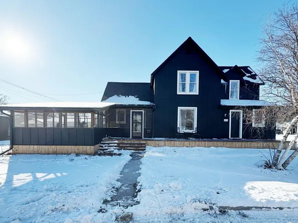 609 Winneshiek Ave, Decorah, IA 52101