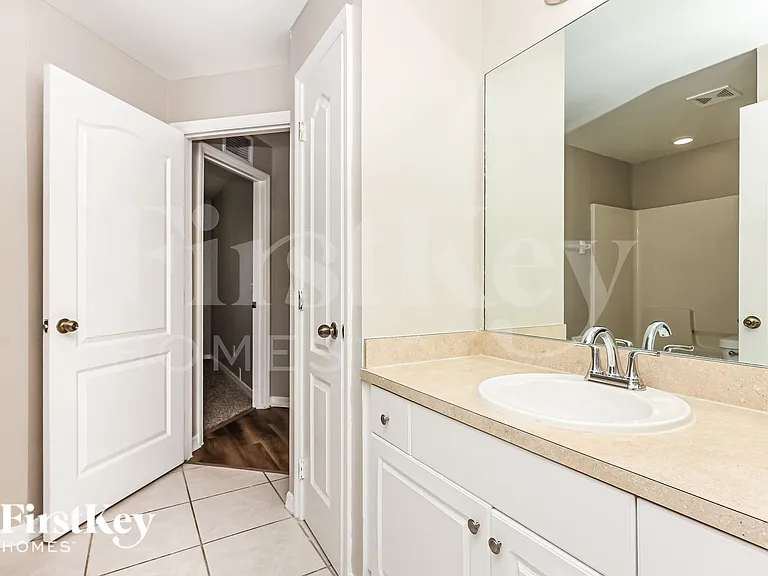 1141 Ebert St E — Photo 15