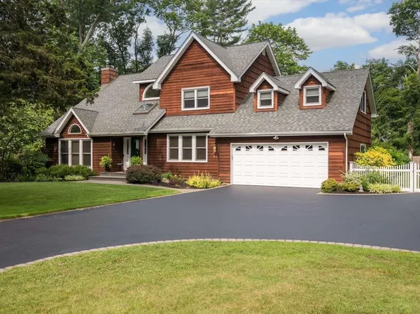 2 Rogues Court, Huntington Station, NY 11746