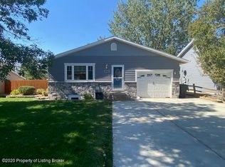 758 5th Ave SW, Dickinson, ND 58601