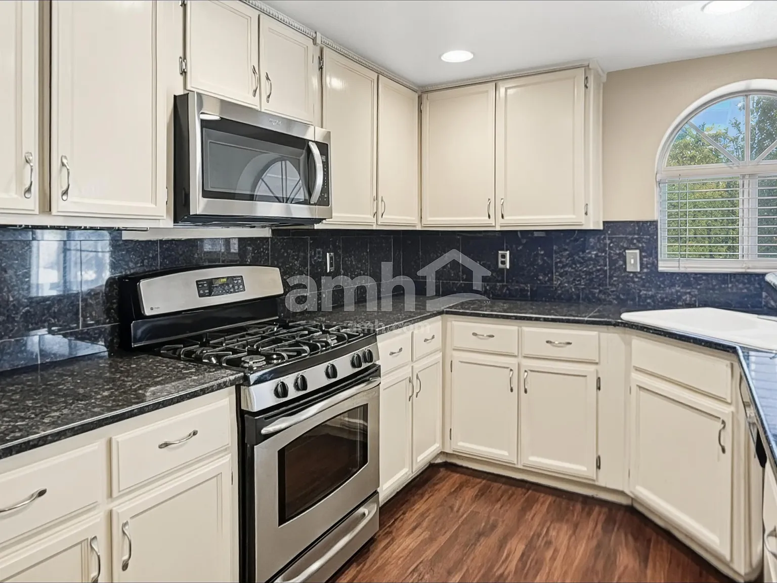5 bed, 2.5 bath, 2169 sqft, $2,845 — Photo 3