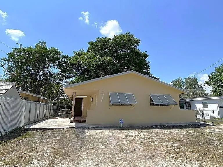 2010 NW 70th St — Photo 1