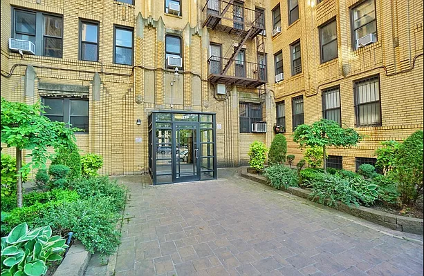 Sold by REMAX Elite | media 9