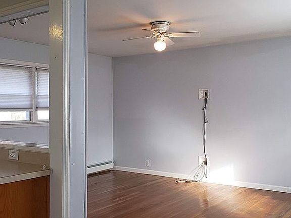 4th image of 30 Holmdel Rd