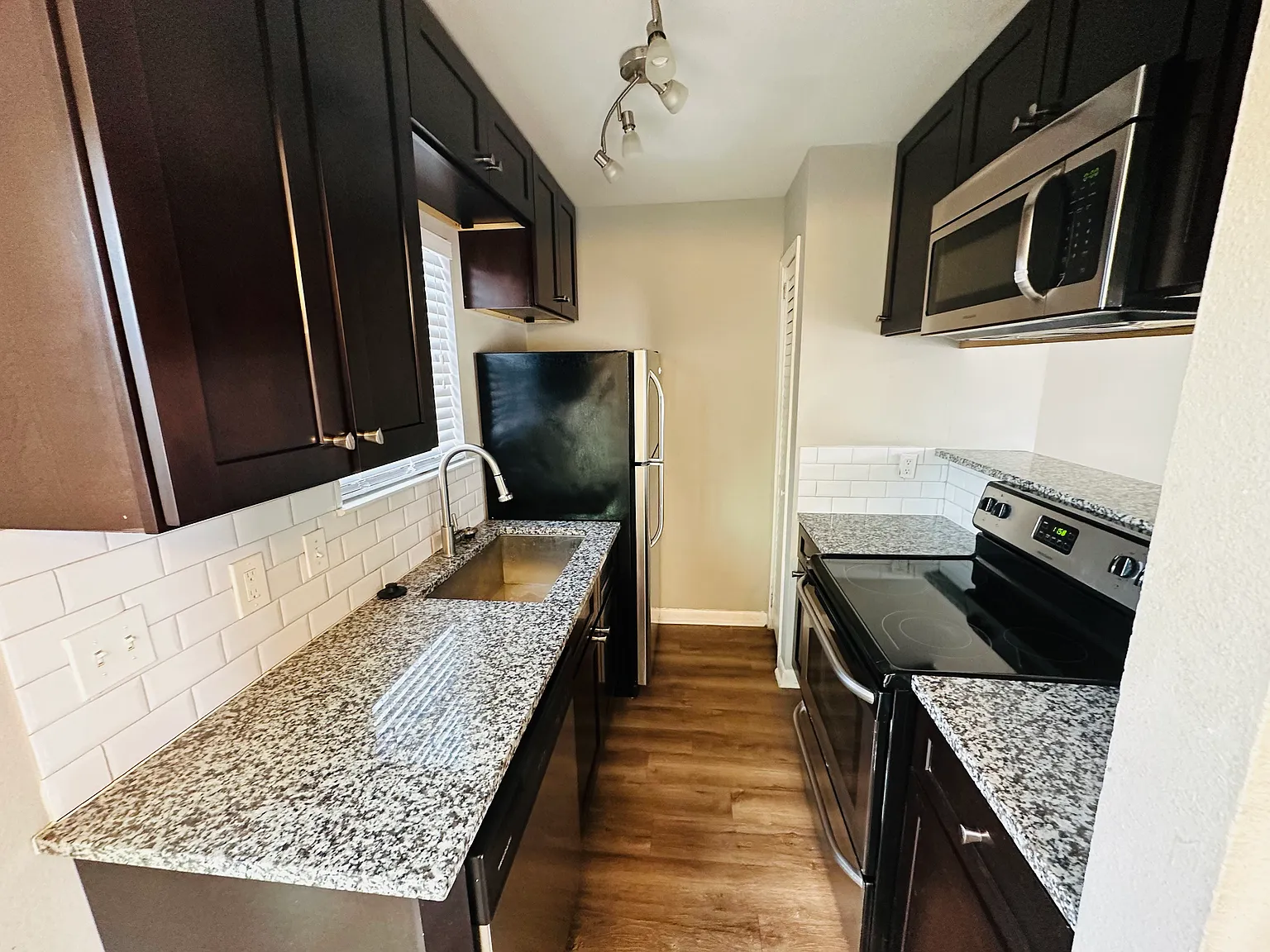 1 bed, 1.5 bath, 875 sqft, $1,210 — Photo 4