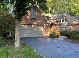 32 Walnut Creek Dr, Holland, OH