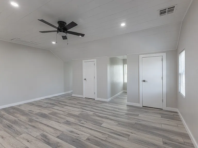 2547 SW 23rd St #UPPER — Photo 35