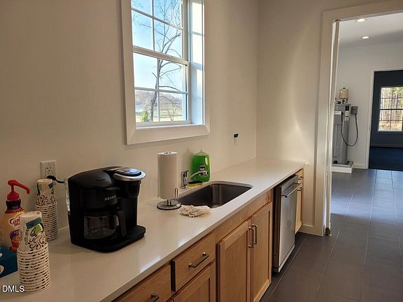 5th image of 220 Sawtooth Oak Ln