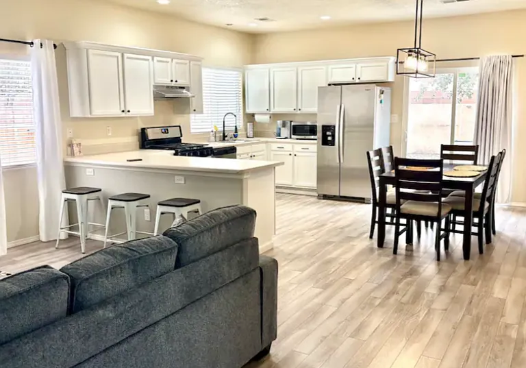 1404 Vista Monte Dr NE — Photo 2
