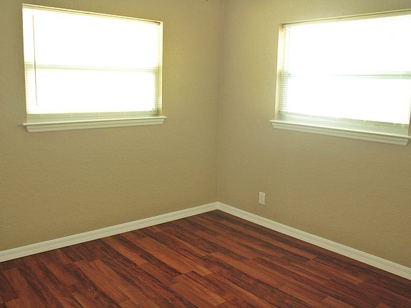 4th image of 144 NW Lincoln Cir N