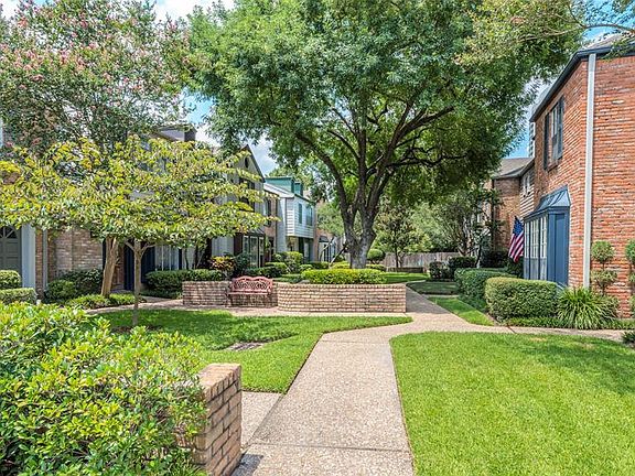 The community has a 24 manned guard for your comfort. Beautiful tree lined and landscaped courtyard leads to 3606 Lake.