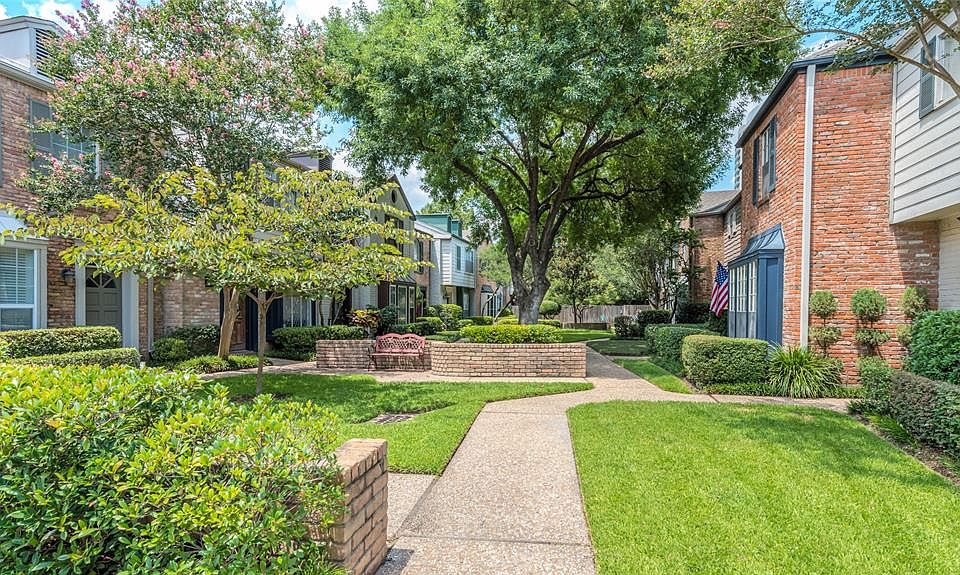 The community has a 24 manned guard for your comfort. Beautiful tree lined and landscaped courtyard leads to 3606 Lake.