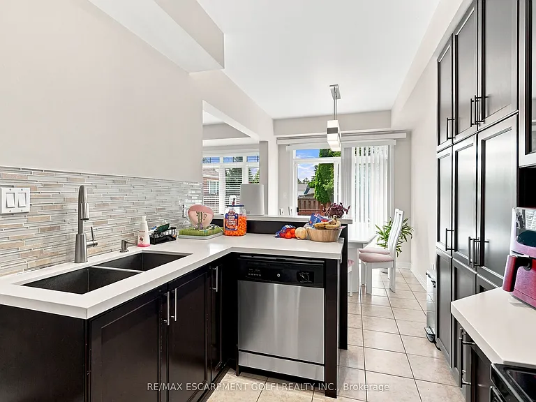 1050 Ryckman Cmn — Photo 10