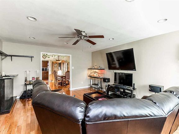 3rd image of 10759 114th St