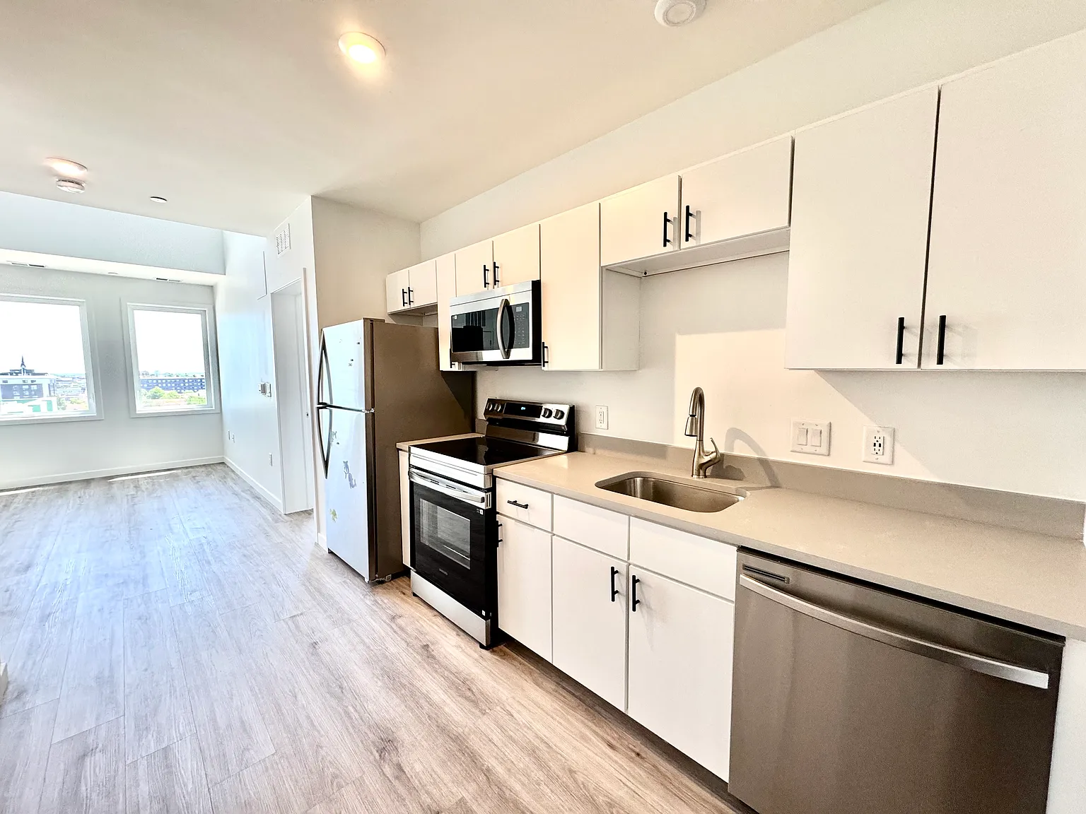2 bed, 1100 sqft, $2,572 — Photo 4