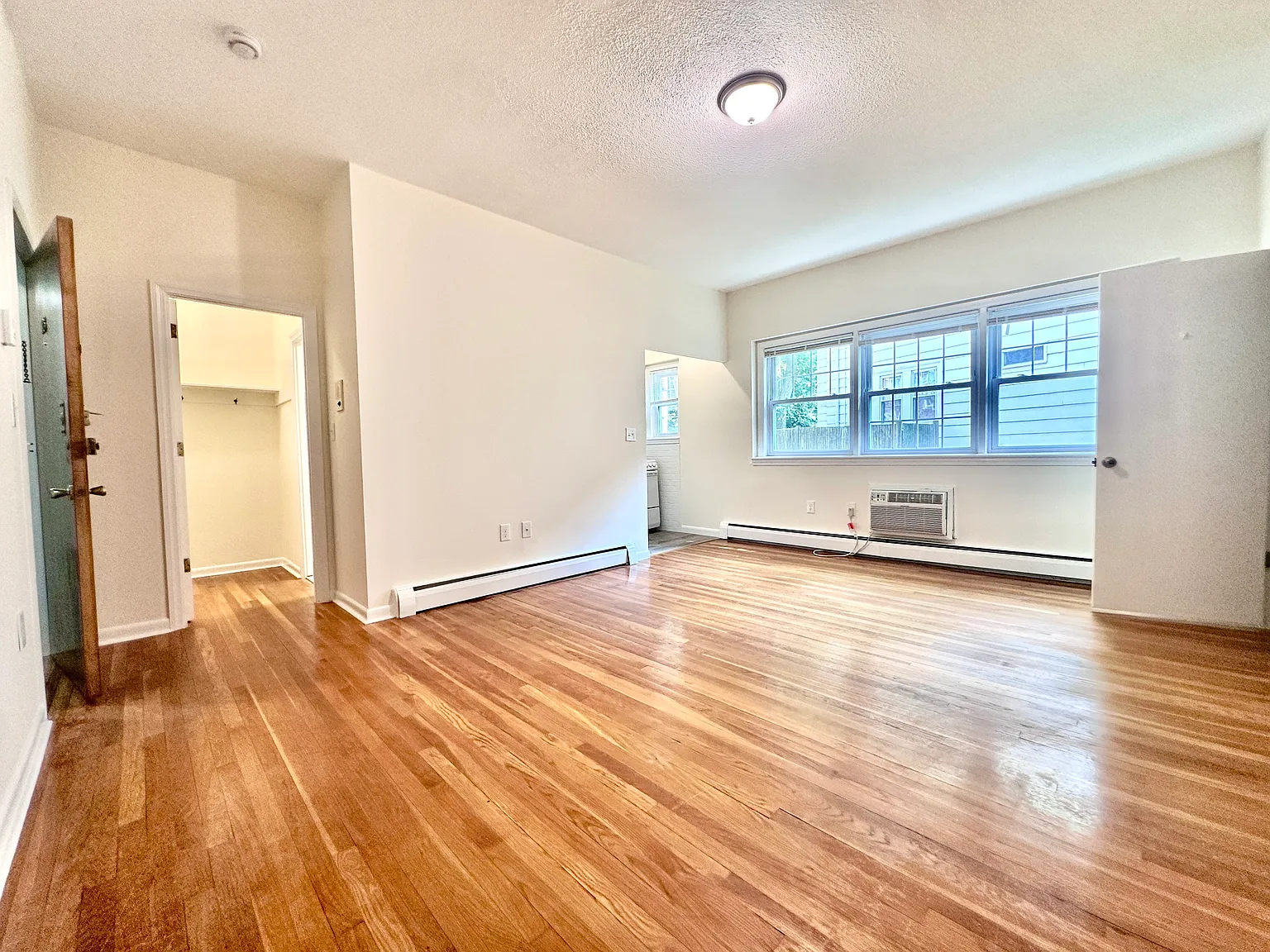 Studio, 400 sqft, $2,000 — Photo 1