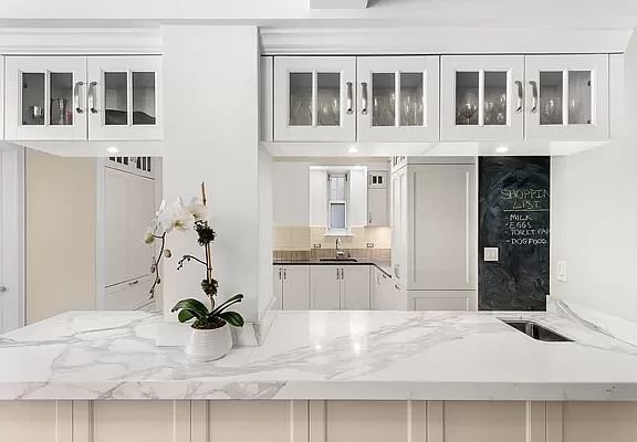 4th image of 27 W 72nd St #905